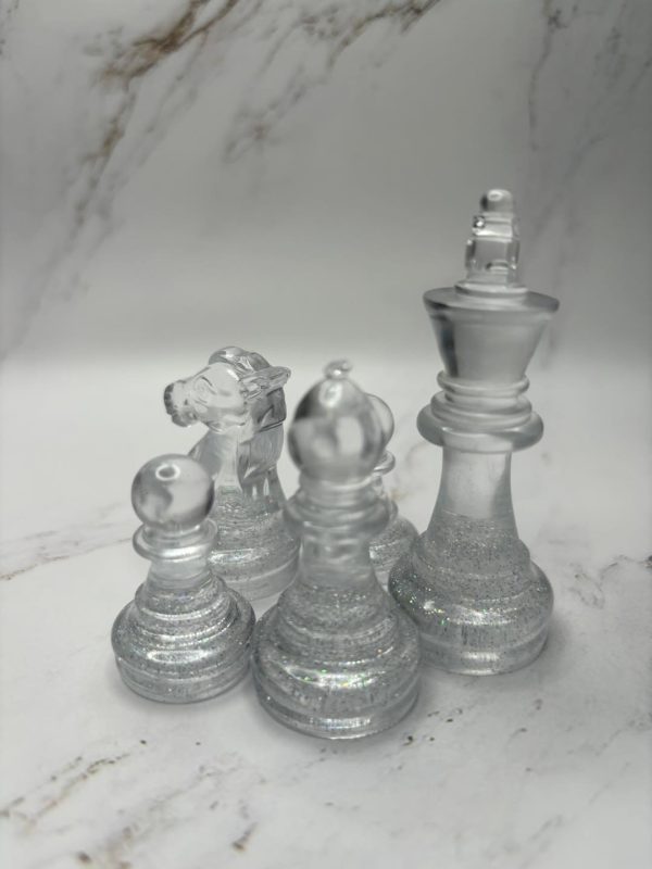 jeux d'échec mauve et blanc en epoxy