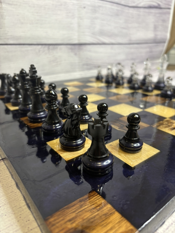 Jeu d'échecs décoratif en bois d'acacia et résine époxy – Image 4