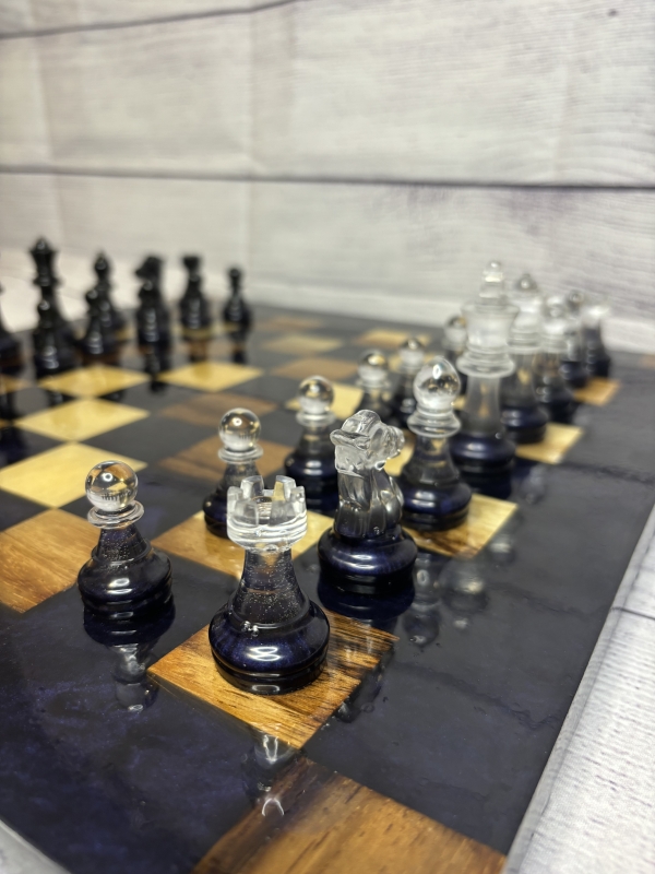 Jeu d'échecs décoratif en bois d'acacia et résine époxy – Image 3