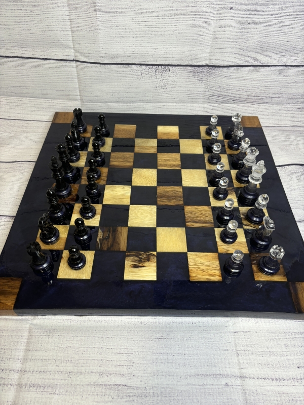 Jeu d'échecs décoratif en bois d'acacia et résine époxy – Image 2