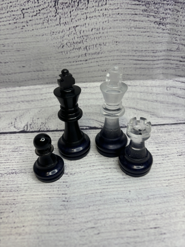 Jeu d'échecs décoratif en bois d'acacia et résine époxy – Image 6