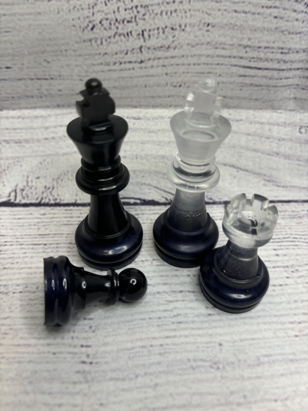 Jeu d'échecs décoratif en bois d'acacia et résine époxy – Image 5