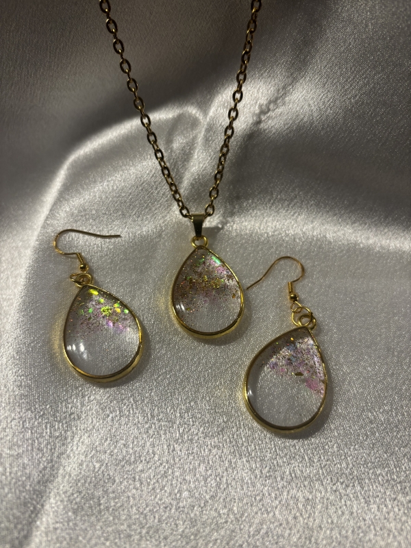 Ensemble doré pendentif et boucles d'oreilles