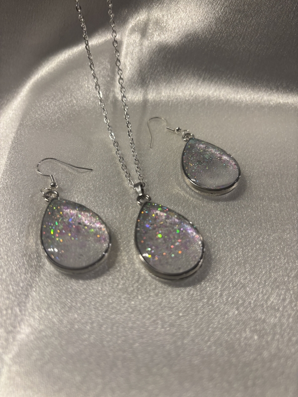 Pendentif argenté forme de goutte et chaîne de 18po (pendentif seulement)