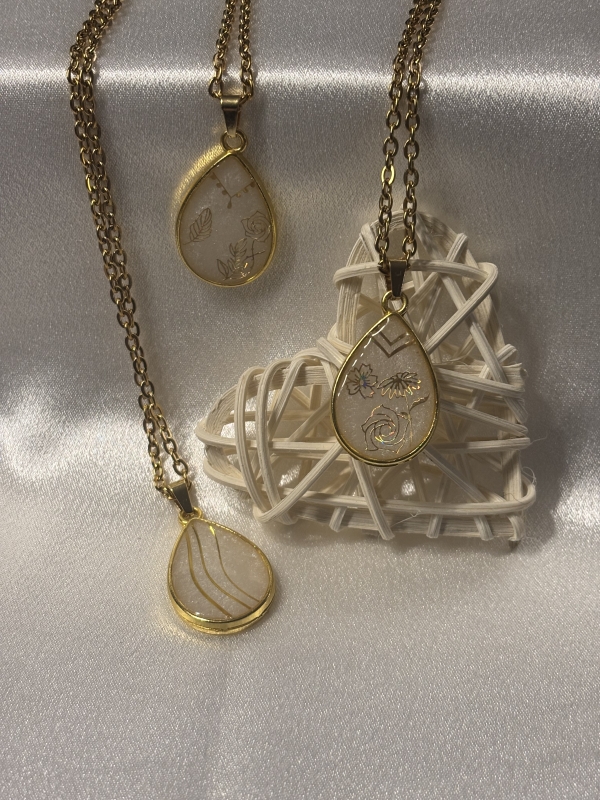Pendentif doré forme de goutte et chaîne de 18po