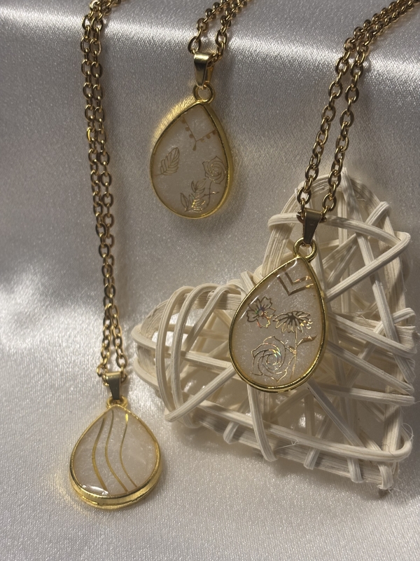 Pendentif doré forme de goutte et chaîne de 18po – Image 3
