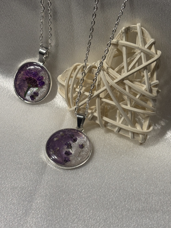 Pendentif rond argenté. Chaîne 18po