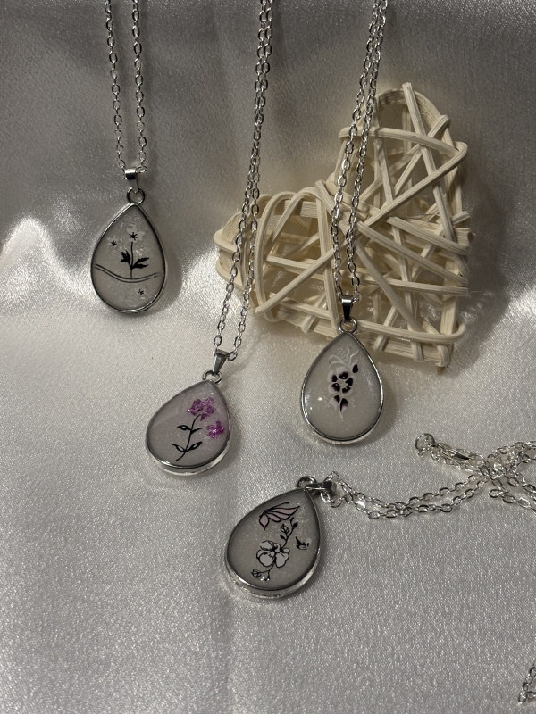 Pendentif argenté forme de goutte. Chaîne 18po