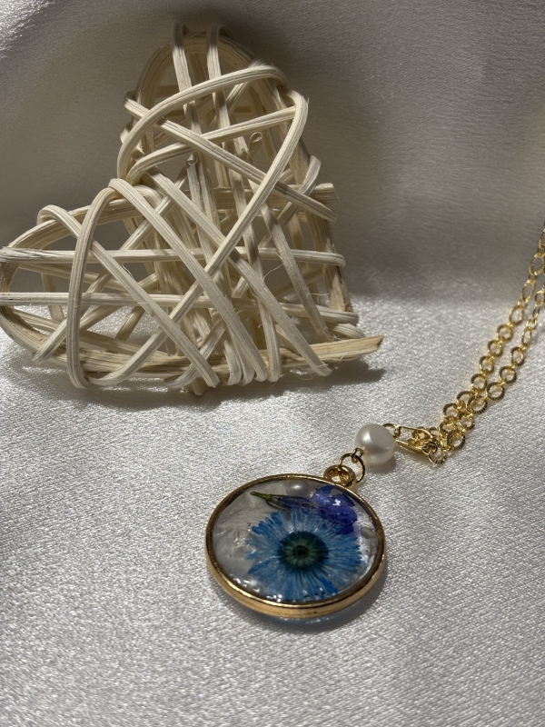 Pendentif rond doré avec perle. Chaîne 18po