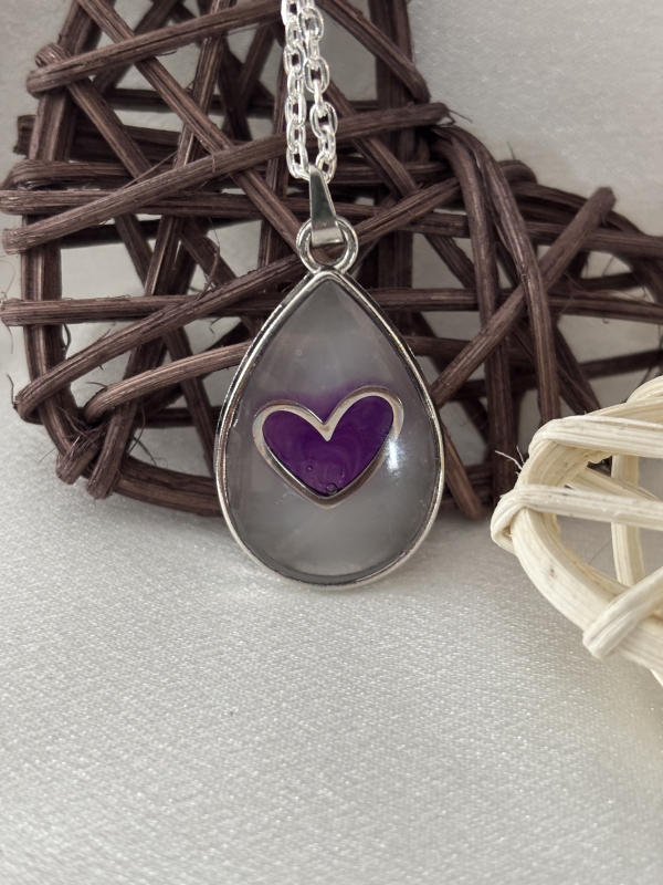 Pendentif argenté forme de goutte. Chaîne 18po
