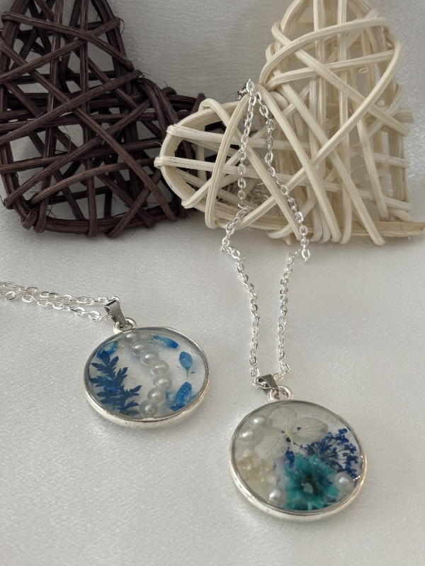 Pendentif rond argenté. Chaîne 18po
