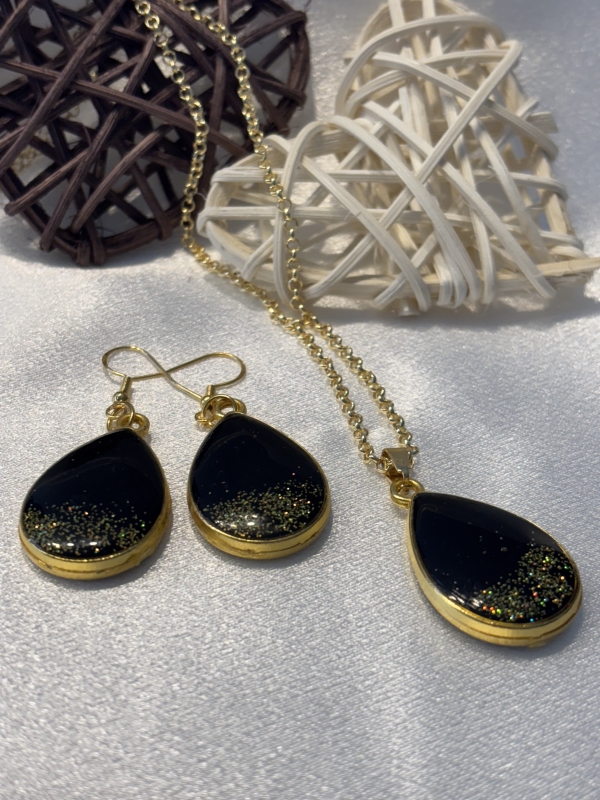 Ensemble doré pendentif et boucles d'oreilles
