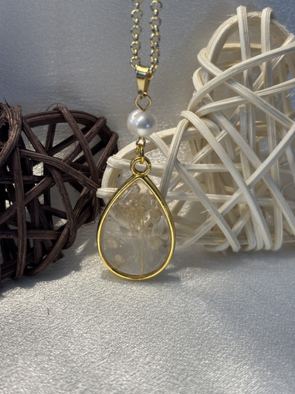 Pendentif doré forme de goutte avec perle et chaîne de 18po