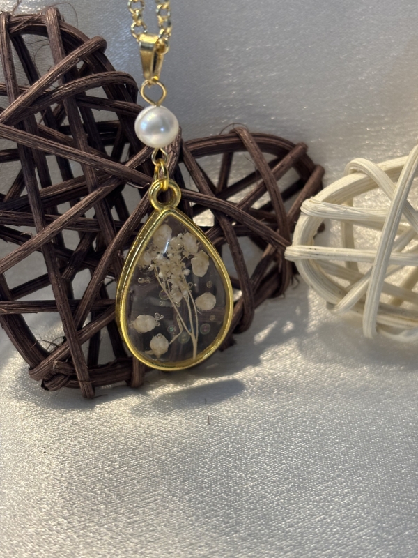 Pendentif doré forme de goutte avec perle et chaîne de 18po – Image 2